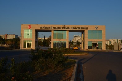 Üniversitenin Depremde Hasar Gören Binası Boşaltıldı