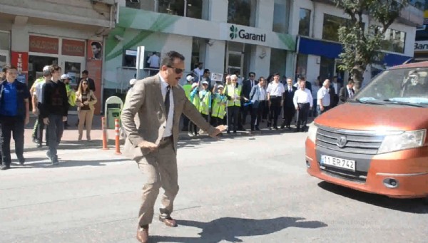 Bilecik Valisi Şentürk'e araba çarpıyordu