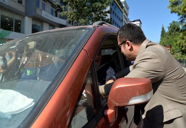 Bilecik Valisi Şentürk'e araba çarpıyordu