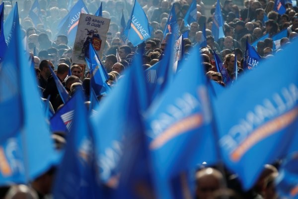 Paris'te polisler gösteri düzenledi