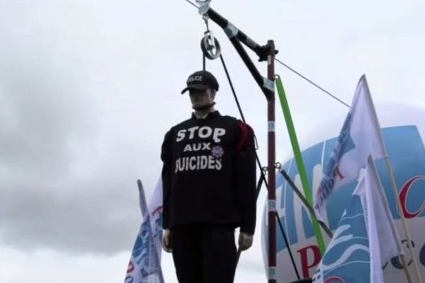 Paris'te polisler gösteri düzenledi