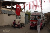 TACİZ ATEŞİ - Erzurumlu Şehidin Baba Evine Türk Bayrağı Asıldı