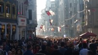 İSTİKLAL - Güneşli Havayı Fırsat Bilenler İstiklal Caddesi'ne Akın Etti
