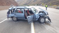 ULUPıNAR - Malatya'da Otomobil Bariyerlere Çarptı Açıklaması 6 Yaralı