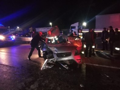 Otomobil Önündeki Tıra Arkadan Çarptı Açıklaması 1 Ölü, 4 Yaralı