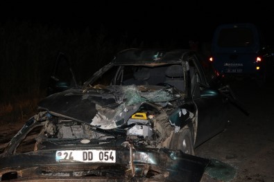 Traktörün Römorkuna Çarpan Otomobil Hurdaya Döndü Açıklaması 5 Yaralı