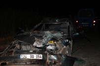 ALI BAL - Traktörün Römorkuna Çarpan Otomobil Hurdaya Döndü Açıklaması 5 Yaralı