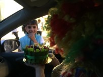 GRUP GENÇ - Cam Silerken Karşılarına Çıkan Çocuğa Unutulmaz Bir An Yaşattılar