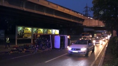 Devrilen Kamyondaki Meyve Ve Sebzeler Yola Döküldü