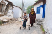 BÖBREK TAŞI - Felçli Çocuk İnşaat Demirleriyle Hayata Tutundu