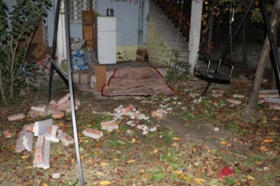 Halı silkeleyen karı koca balkondan düştü