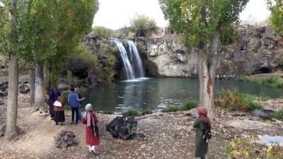 Muradiye Şelalesi Sonbahar Renkleriyle Ziyaretçilerini Ağırlıyor