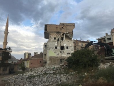 Nevşehir'de Metruk Binalar Yıkılıyor