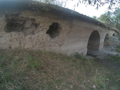 Tarihi Taş Köprü Define Avcılarının Hedefi Oldu