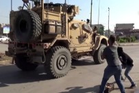 SAVUNMA BAKANI - Teröristler Kamışlı'dan Çekilen ABD Askeri Konvoyuna Patates Attı