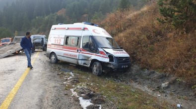Tosya'da Ambulans Otomobil İle Çarpıştı, 1 Yaralı