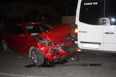Tur Minibüsüyle Otomobil Çarpıştı Açıklaması 3 Yaralı