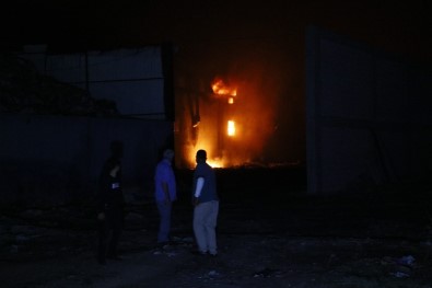 Adana'da Plastik Fabrikasında Yangın