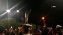 YÜKSEK SEÇIM KURULU - Bolivya'da Muhalifleri Chavez'in Heykelini Yıktı