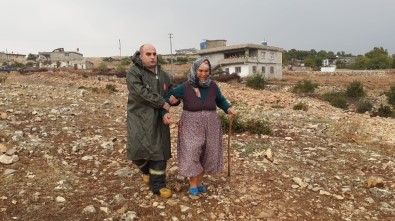 Derede Mahsur Kalan Yaşlı Kadını Ekipler Kurtardı