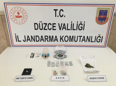 Düzce'de İnsan Kaçakçılığı Ve Uyuşturucu Şüphelilerine Operasyon Açıklaması 3 Gözaltı