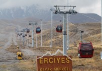 Erciyes'te Karlama Makineleri Pistlerdeki Yerini Aldı