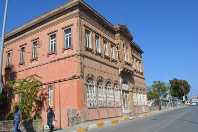 Eski Vergi Dairesi Binası Ayvalık Belediyesi'ne Verildi