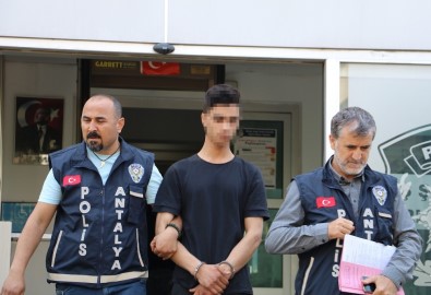 Kendisini Boğazından Bıçaklayarak Ağır Yaralayan Oğluna Kıyamadı, Şikayetçi Olmadı