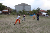 HASAN ÇİÇEK - Mahallede Kendileriyle Futbol Oynayan Kaymakam Çiçek'i Ziyaret Ettiler