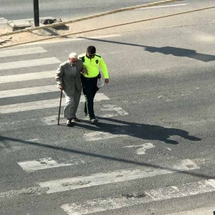 Polis, Yürümekte Zorluk Çeken Yaşlı Adamı Kolundan Tutarak Karşıya Geçirdi