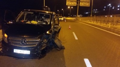 Turist Taşıyan Minibüs Bariyerlere Çarptı Açıklaması 3 Yaralı