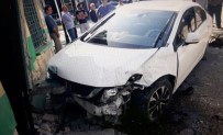 TAHKİKAT - Adana'da, Otomobiller Çarpıştı Açıklaması 8 Yaralı