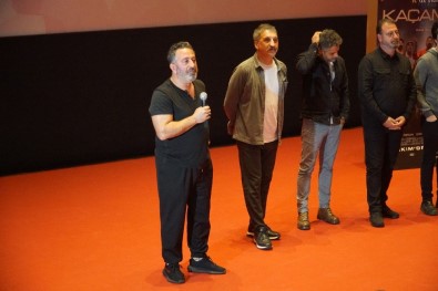 Cem Yılmaz'dan 'Karakomik Filmler' Eleştirilerine Yanıt