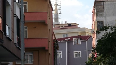 Eşiyle Tartışan Kadın Kendisini İkinci Kattan Aşağı Attı