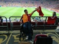 GALATASARAY TARAFTARLAR DERNEĞI - Galatasaray Maçını Tribünlerden İzleyip Hayallerine Kavuştular