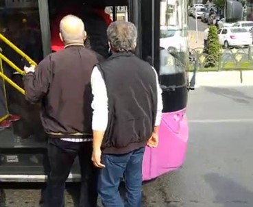 İstanbul'da Otobüs Şoförü İle Yolcu Birbirine Girdi