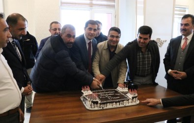 Kaymakam Erat'tan Gazetecilere Sürpriz Kutlama
