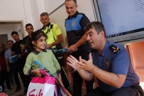 YAĞMURLU - Kırık Şemsiyesiyle Polisin Motosikletini Yağmurdan Korudu