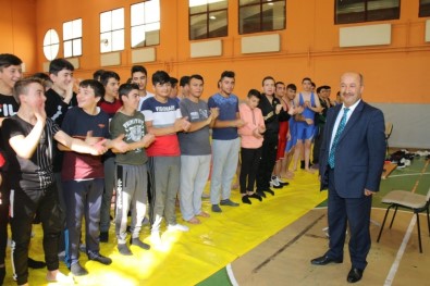 Kütahya'da Anadolu İmam Hatip Lisesi Öğrencileri Arası Güreş Müsabakaları Başladı