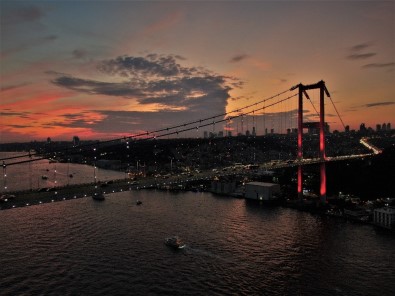 (Özel) İstanbul Semaları Kızıla Büründü