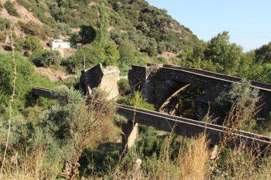 Sanat Eseri Tarihi Köprü Ayağa Kaldırılacağı Günü Bekliyor