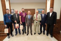 GÖRME ENGELLİLER - Vali Varol, Başarılı Görme Engelli Sporcuları Kutladı