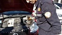 KADIN SÜRÜCÜ - Yardım Etmek İçin Durduğu Yaralı Kedi Aracın İçine Kaçtı