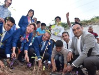 UMUTLU - Başkan Yılmaz, İşitme Engelli Çocuklarla Çiçek Ekti