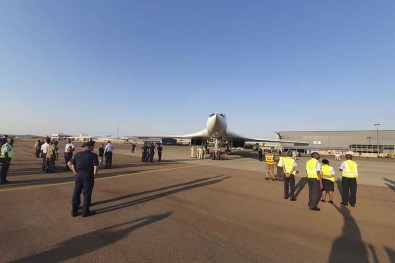 Bombardıman Uçakları 13 Saatte Güney Afrika'ya Ulaştı