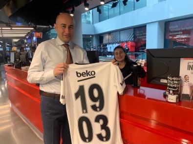 Eski Yönetici Hüseyin Yücel'den 1903 Adet Forma!