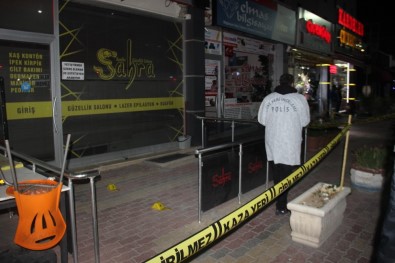 Kavgada Bir Kişi Yaralandı Dükkan Camlarını Sopa Ve Masayla Kırdılar