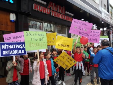 Minik Öğrenciler 'Çocuk Hakları' İçin Yürüdü