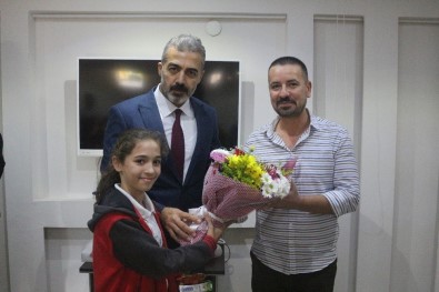 Öğrenciler Ve Polislerden Mehmetçiğe Asker Selamlı Destek