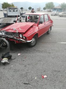 Otomobil Ve Motosiklet Çarpıştı Açıklaması 2 Yaralı